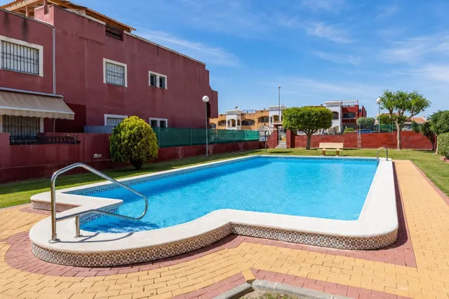Bungalow en planta baja con amplia terraza y piscina comunitaria en Los Altos — 16