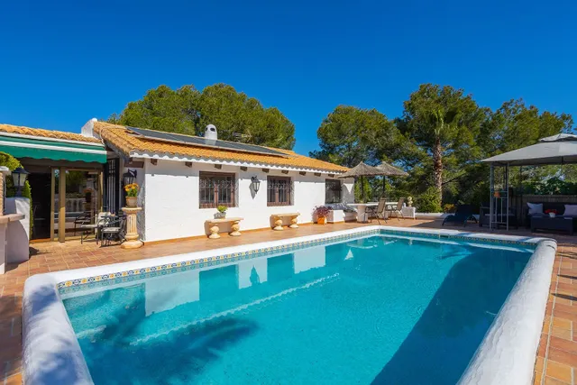 CHALET DE 3 DORMITORIOS Y 2 BAÑOS EN VILLA MARTIN (ORIHUELA  - foto 4
