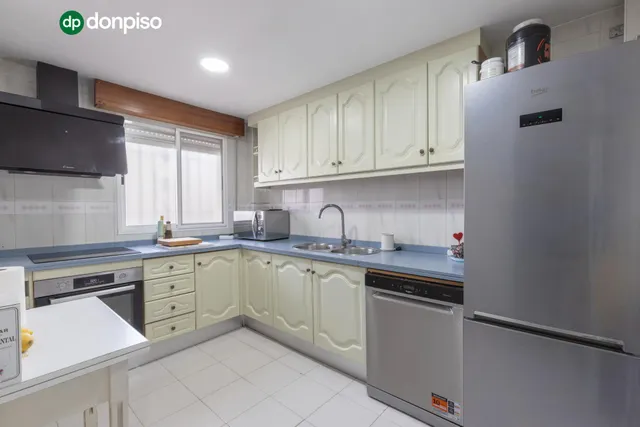 Casa independiente con piscina en La Zubia. — 9