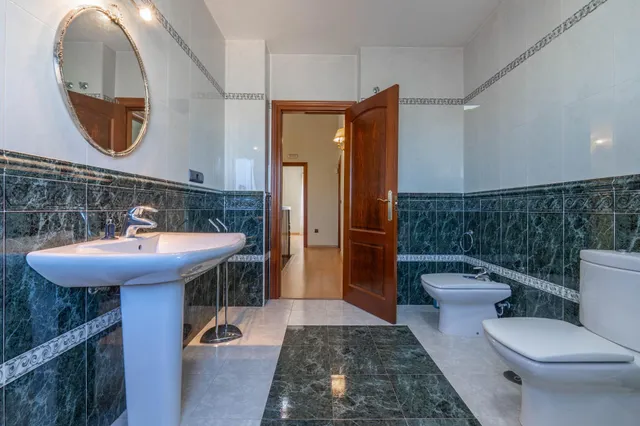 ¡¡ Impresionante chalet dividido en dos viviendas con piscina y zona ajardinadas !! — 26