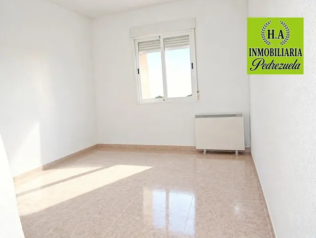 Oportunidad Única: Piso Luminoso en Pedrezuela con Plaza de Garaje — 12
