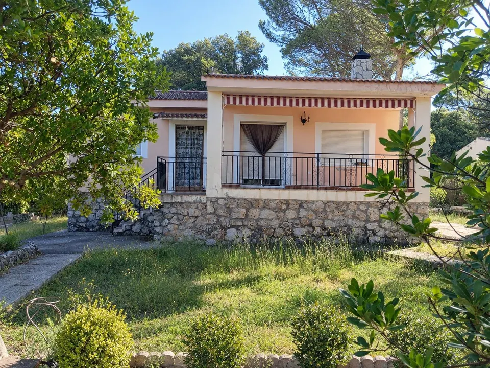 Chalet independiente de una sola planta con parcela llana de 955 m2 en una de las mejores zonas de la urbanización Nueva Sierra.