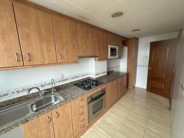 Amplio Piso en Venta 4h en Sant Boi de Llobregat - Zona Vinyets — 3