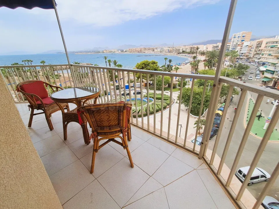 Piso de 4 dormitorios en primera línea de La Colonia con espectaculares vistas a la playa