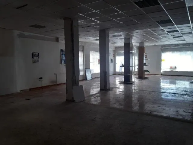 Local comercial en esquina — 2
