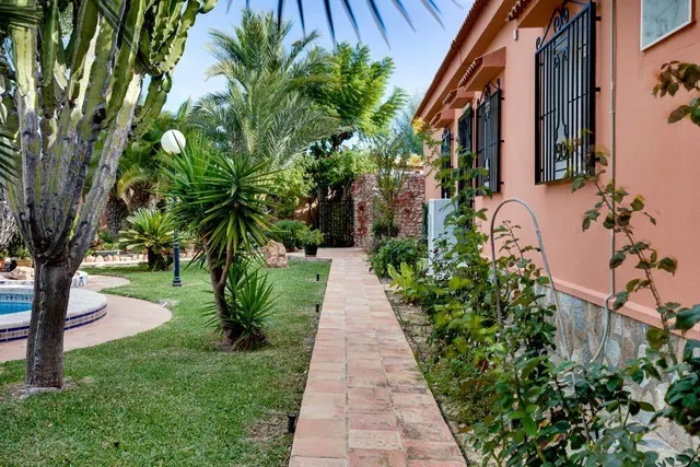 Villa independiente con 2.000 m2 de parcela y apartamento de invitados en El Chaparral — 13