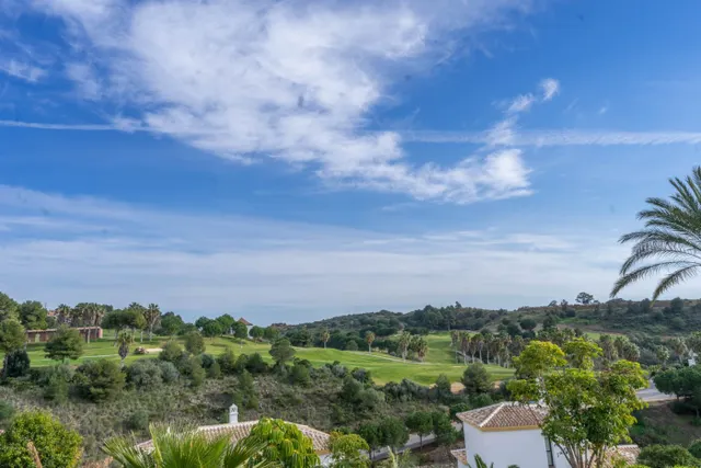 APARTAMENTO EN ALHAURIN GOLF CON TERRAZA CON BUENAS VISTAS, PARKING Y PISCINA Y JARDÍN COMUNITARIO — 32