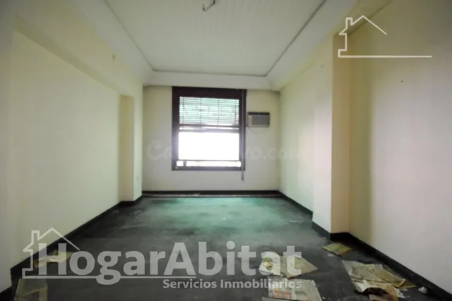 ¡EXCLUSIVA CASA EN EL CENTRO CON GRAN POTENCIAL PARA REFORMA - foto 3