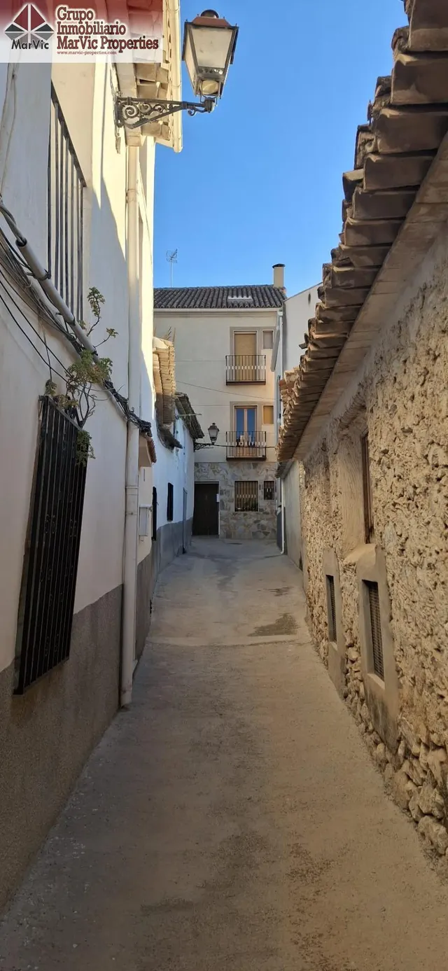 CASA DE DOS PLANTAS EN SELLA CON BUARDILLA — 10