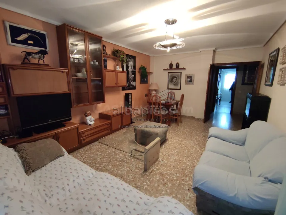 PISO DE CUATRO habitaciones SIN ASCENSOR. MUY BUENA ZONA