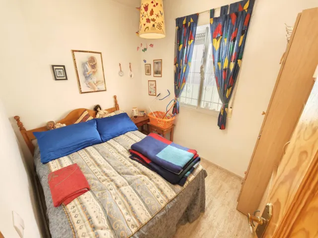 APARTAMENTO DE 2 DORMITORIOS CON PISCINA, APARCAMIENTO Y GRAN BALCÓN CERRADO EN TORREVIEJA — 11