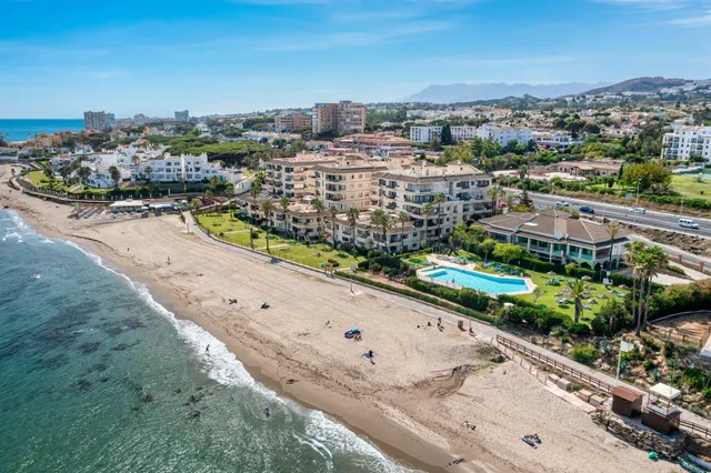 "Exclusivo apartamento completamente frontal al mar, situado - foto 2