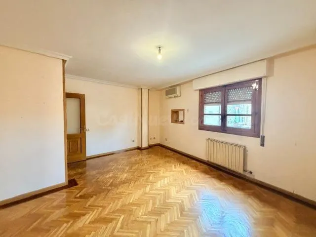 Amplio Piso en el Casco Histórico con Terraza y Garaje — 3