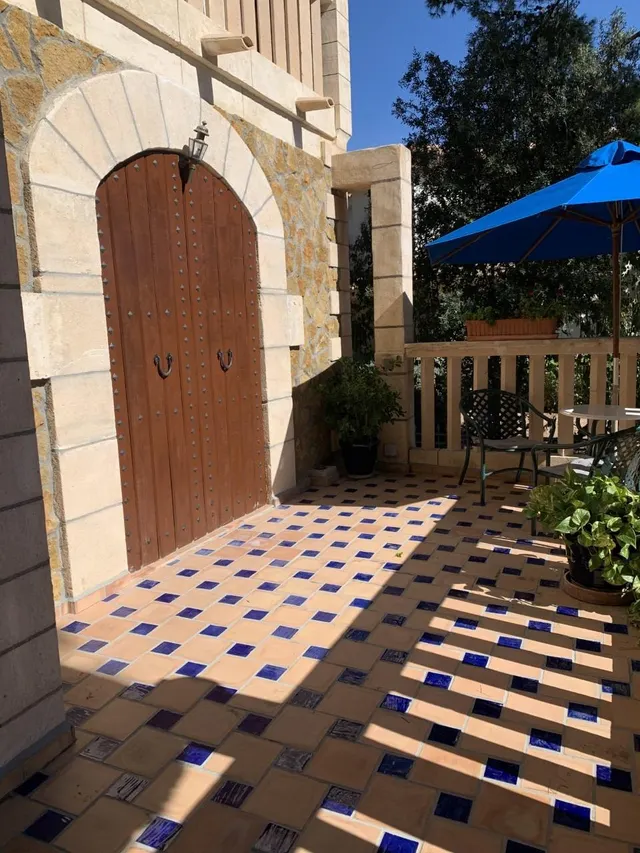 Villa de estilo mallorquín con amplio jardín de pinos en Cala Vinyes — 18