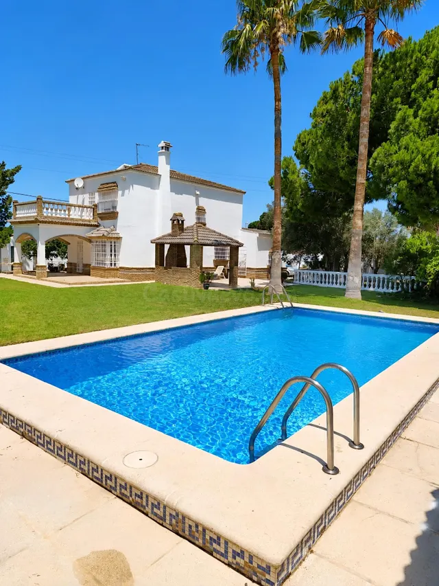 Encantador chalet rústico con piscina privada y amplia parcela — 2