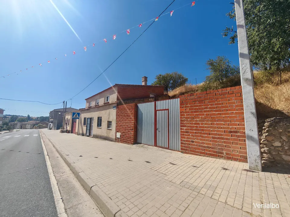 CASA EN VENTA EN VENIALBO (ZAMORA), 2 DORMITORIOS, BAÑO, PATIO Y BODEGA...