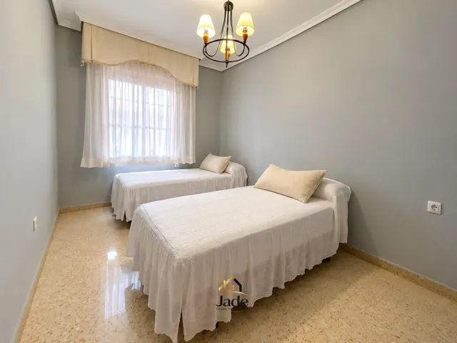 Excelente piso de 4 dormitorios y dos baños en la zona de Ciudad Jardin, junto a la avenidad del Aeropuerto — 15