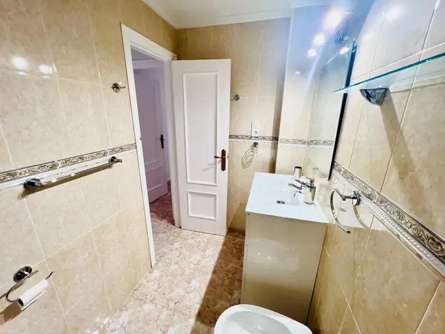 Fabuloso apartamento semi reformado con piscina comunitaria a unos pasos del colegio — 9