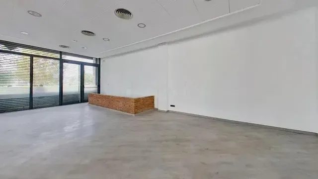 LOCAL EN VENTA EN EL PRAT DE LLOBREGAT (Barcelona). — 28