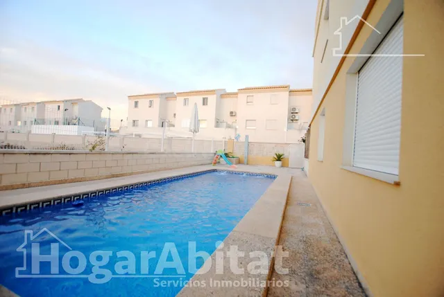 ADOSADO CON PISCINA, GARAJE Y TERRAZA CERCA DE LA PLAYA - foto 2
