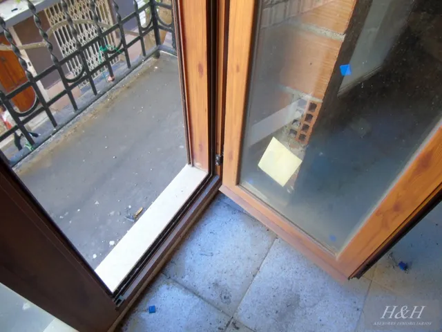 Se alquila escaleta para uso comercial en Jorge Juan. /HH Asesores, Inmobiliaria en Burjassot/. — 18