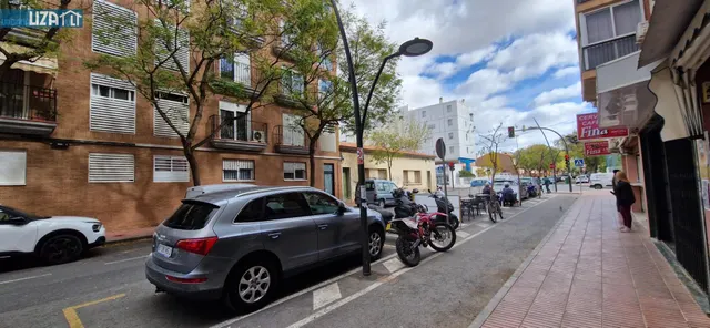 Amplio local comercial a pie de calle — 11