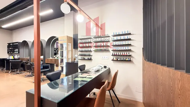ALQUILER DE ESPACIO PARA MANICURISTAS EN RECONOCIDA PELUQUER - foto 5