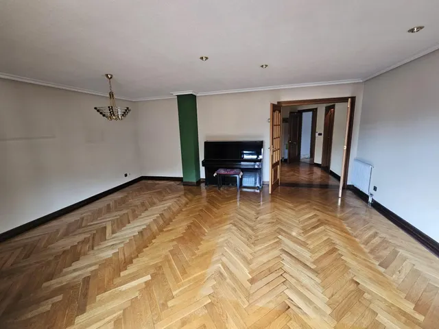 Exclusividad, amplitud y confort en el centro de Salamanca, 3 amplios dormitorios y plaza de garaje cerrada — 7
