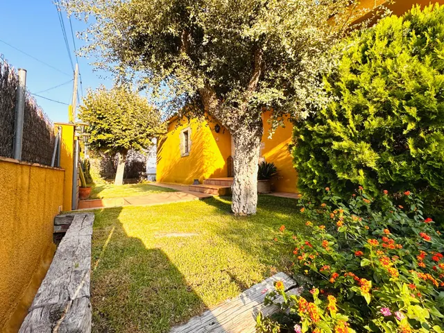 CALONGE: CHALET CON LICENCIA TURÍSTICA, GARAJE, JARDÍN Y PISCINA. ZONA MAS AMBRÓS - VIZC. CABANYES. — 28
