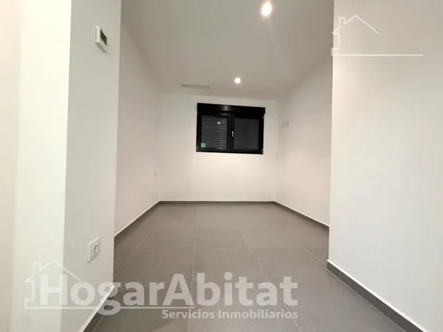 Estrena diseño y máxima eficiencia en esta moderna planta baja reformada con piscina y garaje — 22