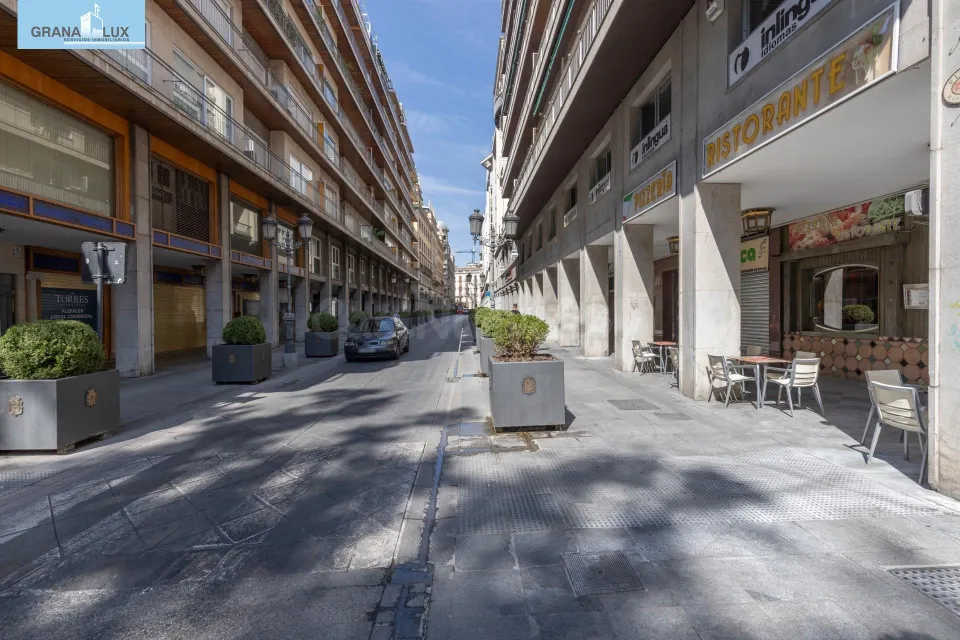 LOCAL COMERCIAL JUNTO A ÁNGEL GANIVET | ESPACIO Y UBICACIÓN.