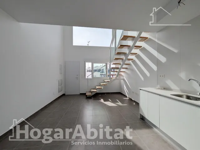 Estrena estilo de vida en este moderno adosado con gran porche, terraza, patio y piscina comunitaria — 8