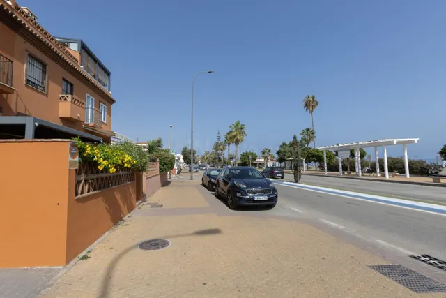 Adosado en primera línea de playa con vistas frontales al mar — 28