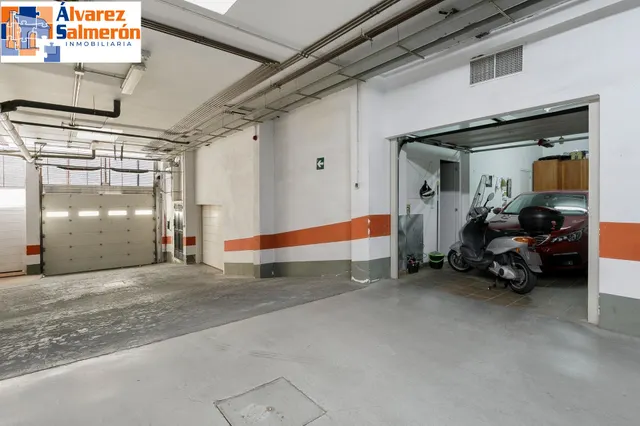 Adosada en el nuevo acceso a la Alhambra — 24