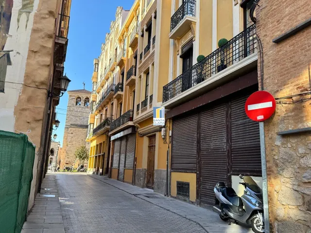 AMPLIOS LOCALES EN VENTA UBICADOS JUNTO A LA PLAZA MAYOR DE ZAMORA. — 4