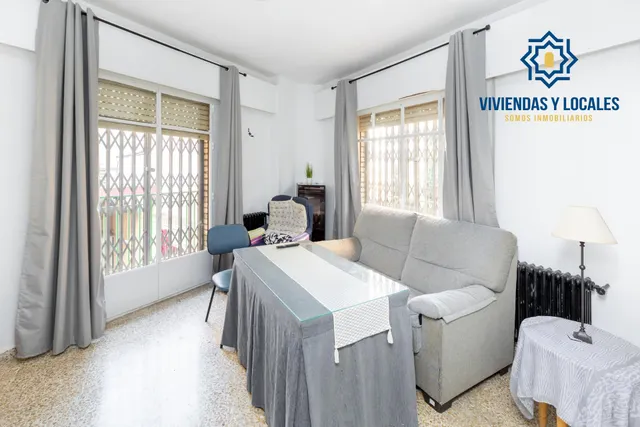 Venta de piso de 4 dormitorios y 2 baños en Granada (Zona Centro) — 2