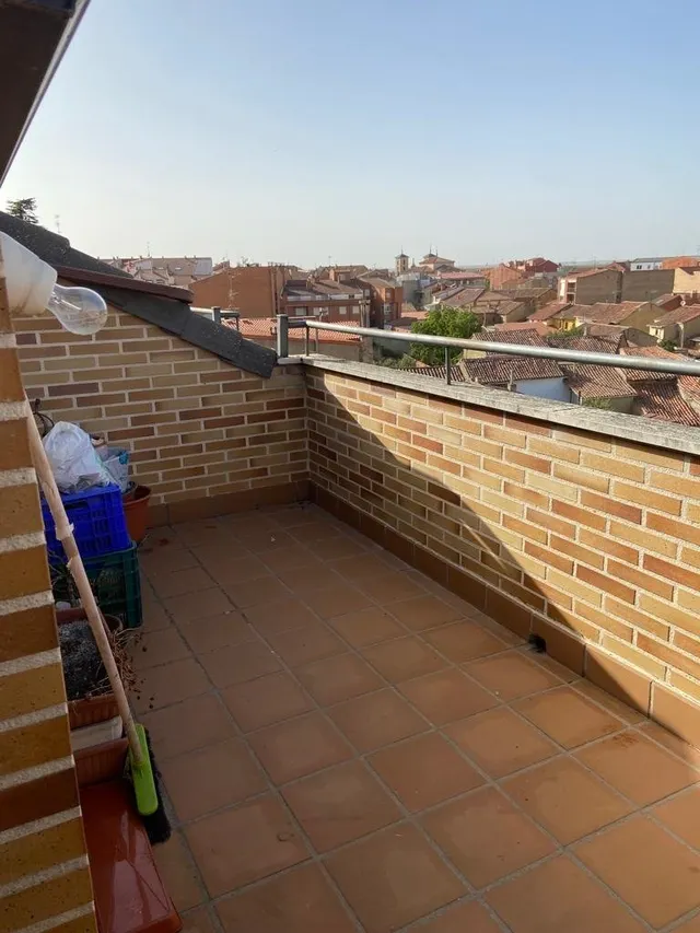 SE VENDE AMPLIO DÚPLEX EN EL CENTRO. COCINA, SALÓN, 3 HAB., 2 BAÑOS, TERRAZAS Y TRASTERO. — 24