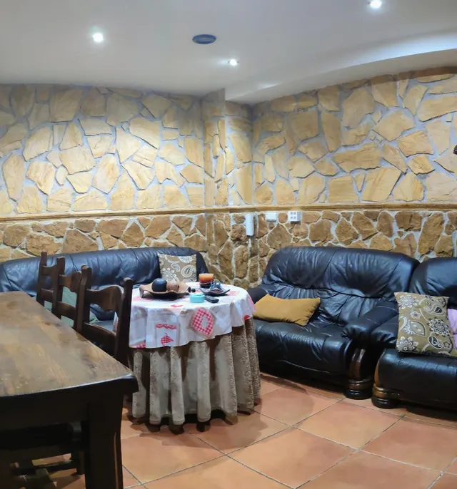 BONITO TRIPLEX EN MACAEL CON 3 DORMITORIOS, 3 CUARTOS DE BAÑ - foto 3