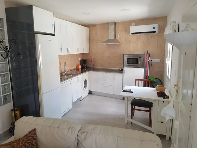 SE ALQUILA APARTAMENTO SUPER COQUETO CON PATIO - foto 3