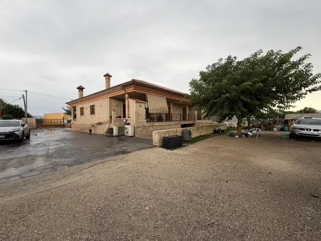 Chalet independiente con 400 m2 construidos, gran parcela y garaje — 47