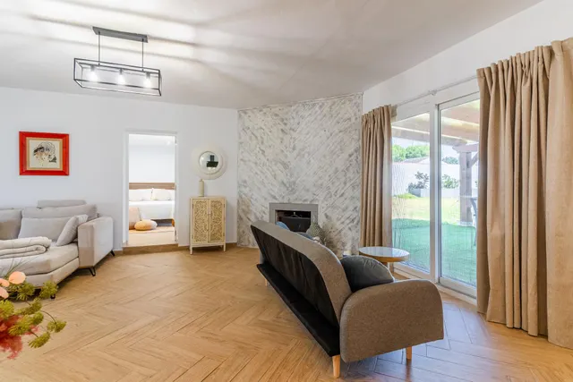 CHALET — 10