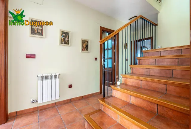 CHALET dividido en dos viviendas con piscina y zona ajardinadas. — 13