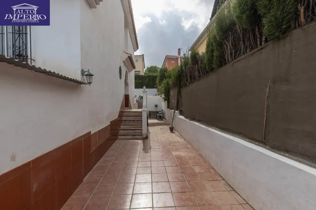 Casa independiente con piscina en La Zubia. — 35