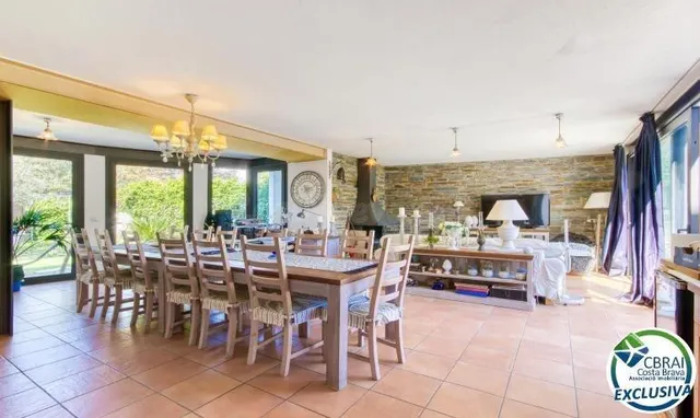 Casa unifamiliar exclusiva con ascensor, jardín y múltiples  - foto 2