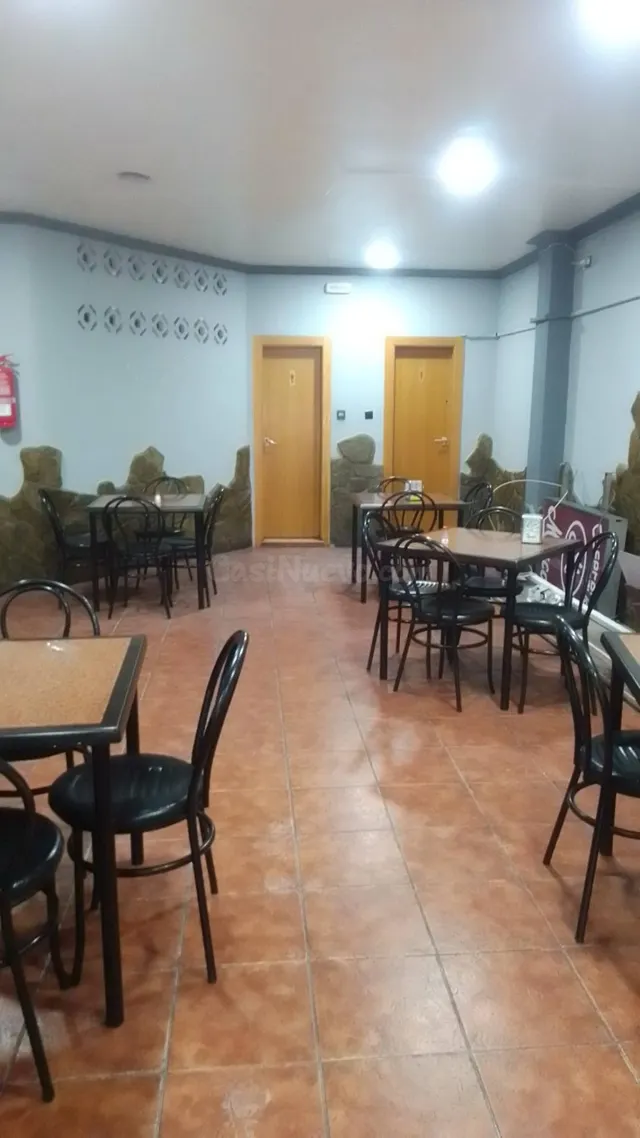 SE VENDE LOCAL EN TOSCAR (antigua cafetería) - foto 2