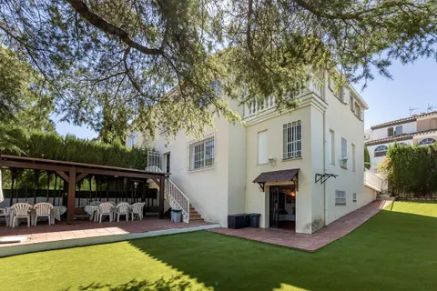 CASA PAREADA EN LA ZUBIA CON PISCINA, ZONA DE BARBACOA Y JARDÍN