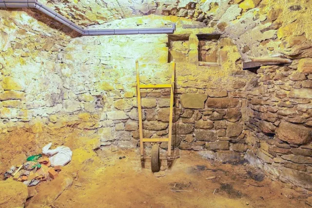 CASA DE PIEDRA DEL S. XVIII, A DOS CALLES, EN MONISTROL DE CALDERS — 28