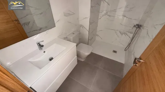 Chalé adosado, con terraza 30m , jardín 70m , garaje para 2 coches. 5 habitaciones. 3 baños. Cocina salón comedor de 35 m2. Magnificas vistas. Muy soleados — 20