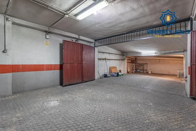 Gran Cochera Cerrada en el Centro de Granada — 3