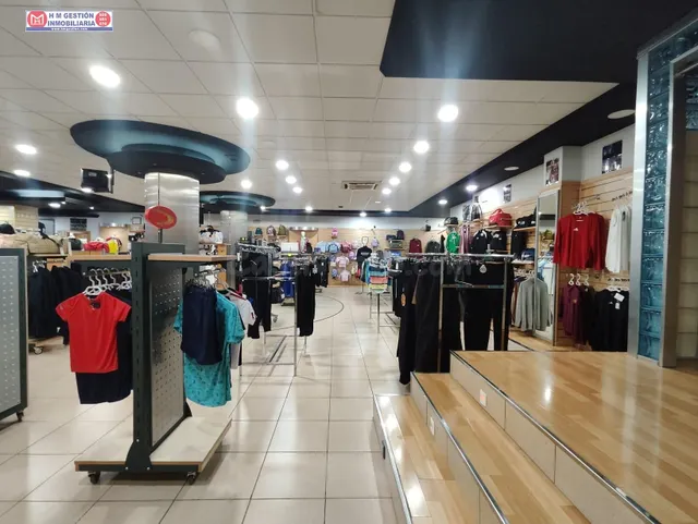 LOCAL EN FUNCIONAMIENTO JUNTO A PLAZA DE ESPAÑA DE MÁS DE 50 - foto 3
